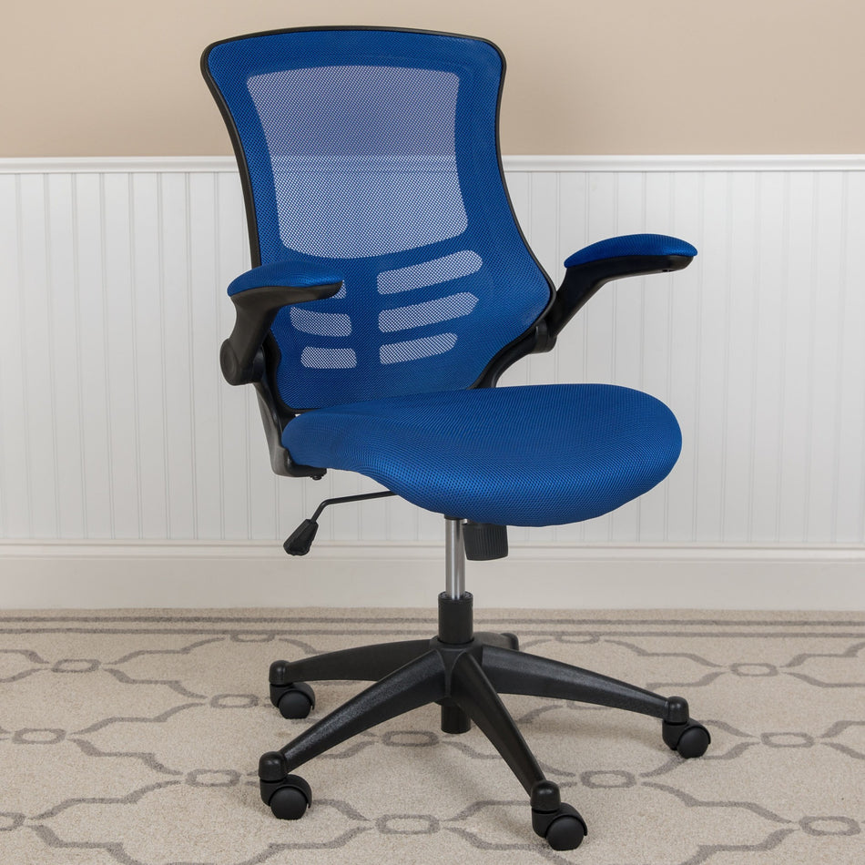 Chaise de bureau pivotante en maille, dossier mi-haut et accoudoirs relevables, bleu/noir