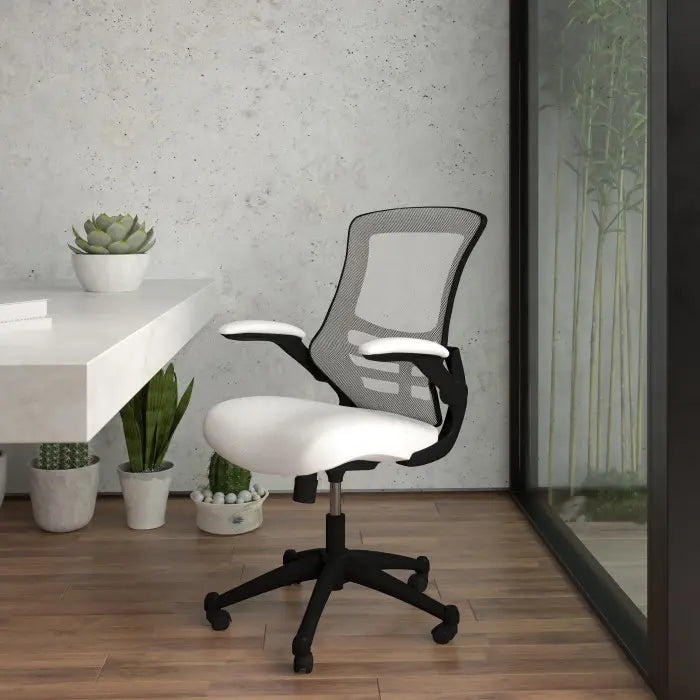 Chaise de bureau ergonomique pivotante à dossier mi-haut en maille blanche avec accoudoirs relevables
