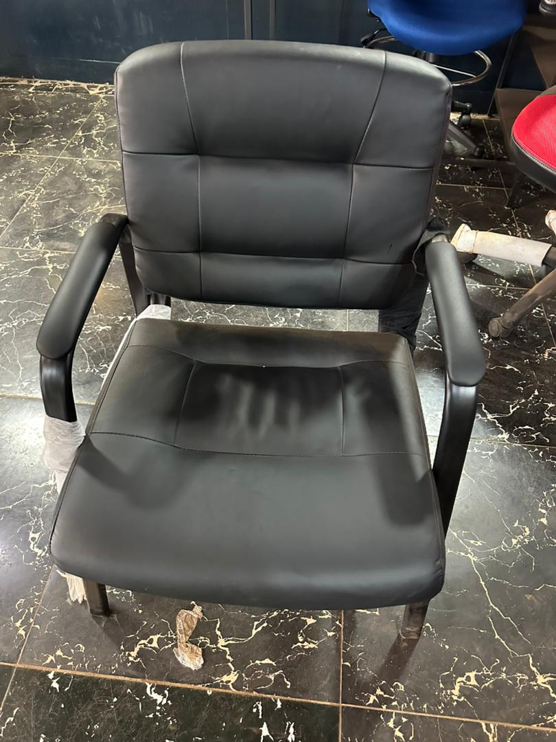 Chaise de bureau en cuir noir