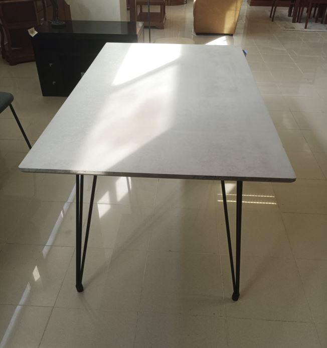 Table à manger fixe pied métal