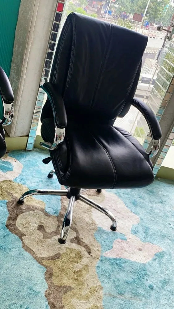 Chaise de bureau en cuir noir